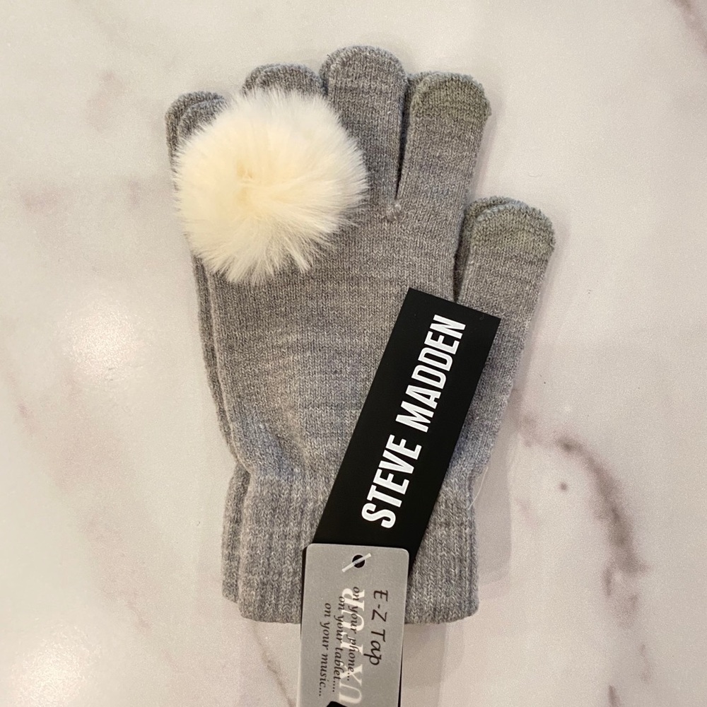 STEVE MADDEN Fur Poof Engagement Ring Knit Gloves